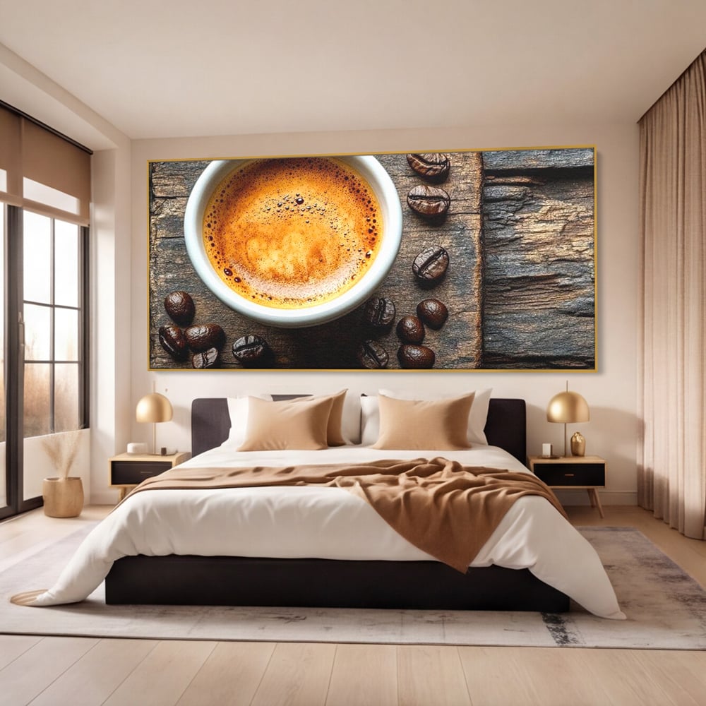 Tablou canvas cu ceasca de espresso si boabe de cafea, in rama de aluminiu auriu, pe perete intr-un dormitor